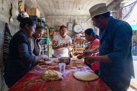 Familias tlaxcaltecas continúan con la tradición de elaborar pan de muerto imagen 17