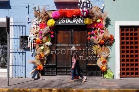 Adornan fachadas de negocios con temática de día de muertos imagen 1