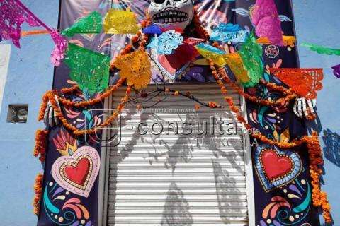 Adornan fachadas de negocios con temática de día de muertos imagen 2