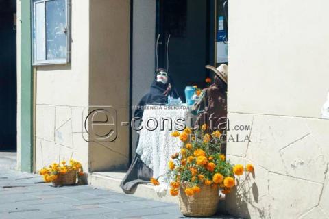 Adornan fachadas de negocios con temática de día de muertos imagen 4