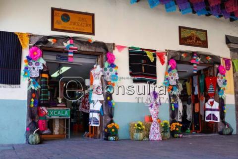 Adornan fachadas de negocios con temática de día de muertos imagen 5