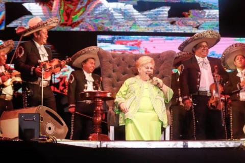 Ovacionan a “Paquita La Del Barrio” durante su presentación en el Teatro Del Pueblo imagen 8