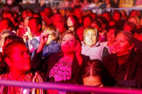 Ovacionan a “Paquita La Del Barrio” durante su presentación en el Teatro Del Pueblo imagen 4