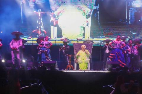 Ovacionan a “Paquita La Del Barrio” durante su presentación en el Teatro Del Pueblo imagen 1