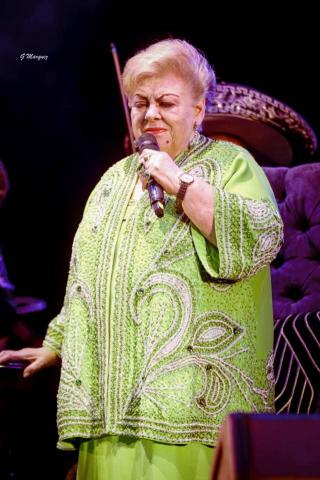 Ovacionan a “Paquita La Del Barrio” durante su presentación en el Teatro Del Pueblo imagen 5