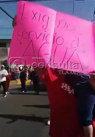 Le paran su desfile y reclaman que los dejó sin agua en Papalotla imagen 3