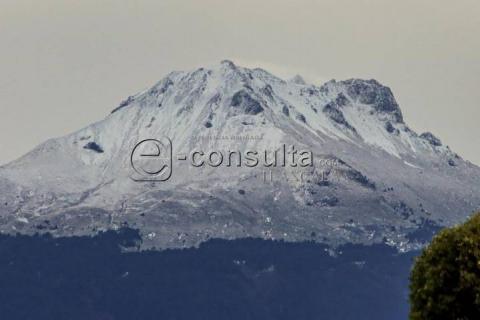 ¡Saquen la cobija! Cubierta de nieve amanece la Malinche imagen 1
