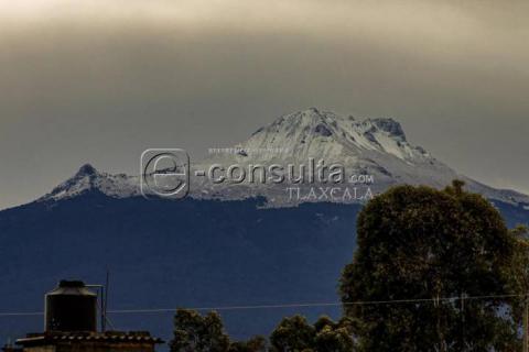 ¡Saquen la cobija! Cubierta de nieve amanece la Malinche imagen 3