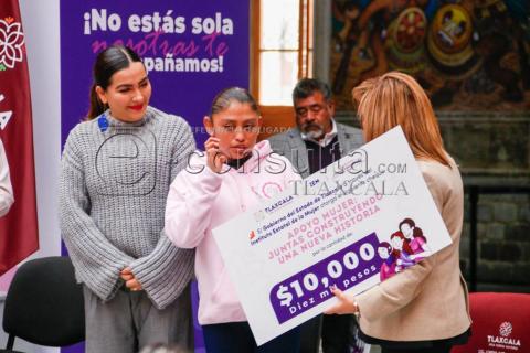 Entrega Gobernadora en Palacio de Gobierno, apoyos económicos a mujeres imagen 3