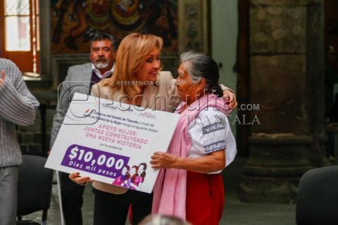 Entrega Gobernadora en Palacio de Gobierno, apoyos económicos a mujeres imagen 1