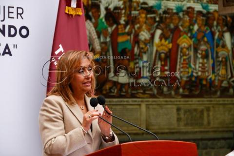 Entrega Gobernadora en Palacio de Gobierno, apoyos económicos a mujeres imagen 4