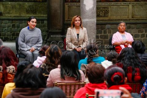 Entrega Gobernadora en Palacio de Gobierno, apoyos económicos a mujeres imagen 6