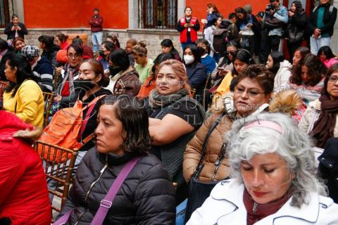 Entrega Gobernadora en Palacio de Gobierno, apoyos económicos a mujeres imagen 7