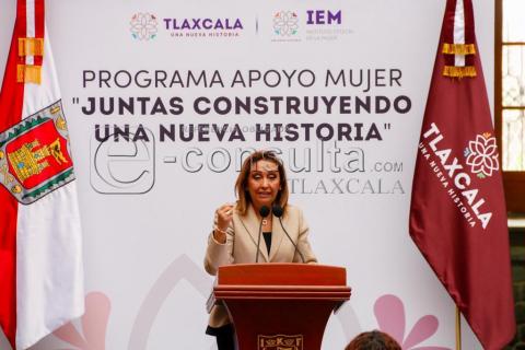 Entrega Gobernadora en Palacio de Gobierno, apoyos económicos a mujeres imagen 10