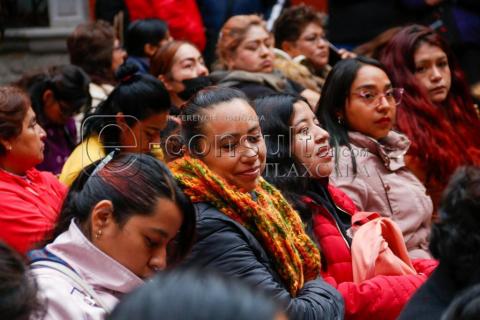 Entrega Gobernadora en Palacio de Gobierno, apoyos económicos a mujeres imagen 8
