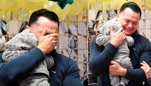 Papá soltero que adoptó a un bebé en el DIF cumple su sueño