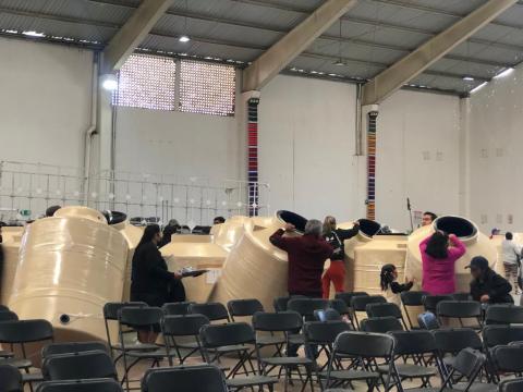 Lupita Cuamatzi beneficia a 100 familias con tinacos imagen 2