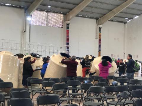 Lupita Cuamatzi beneficia a 100 familias con tinacos imagen 3