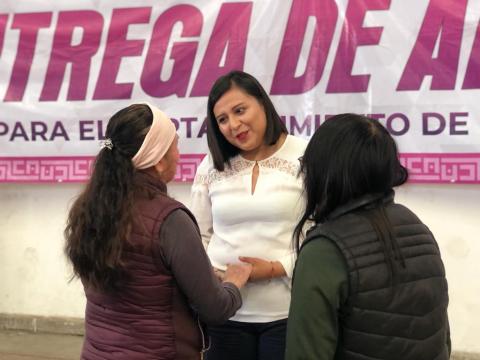 Lupita Cuamatzi beneficia a 100 familias con tinacos imagen 4