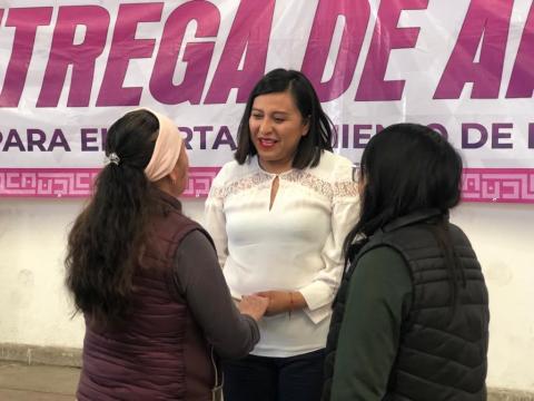 Lupita Cuamatzi beneficia a 100 familias con tinacos imagen 5