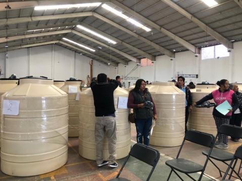 Lupita Cuamatzi beneficia a 100 familias con tinacos imagen 6