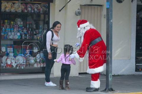 Magia Navideña: Santa Claus Ilumina las Calles de Tlaxcala imagen 5
