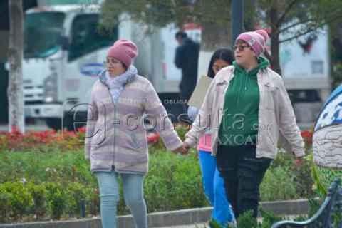 Pese a las bajas temperaturas, ciudadanos realizan actividades con estilo invernal imagen 4