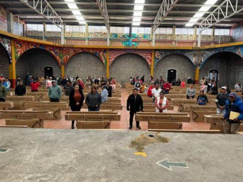 Alcalde de Xaltocan recorre la región para entregar apoyos al sector vulnerable