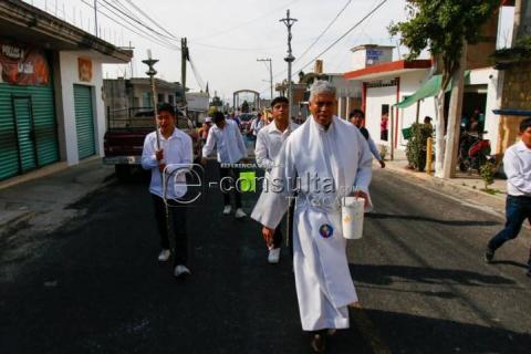 En procesión sacan a animales para recibir bendición imagen 5