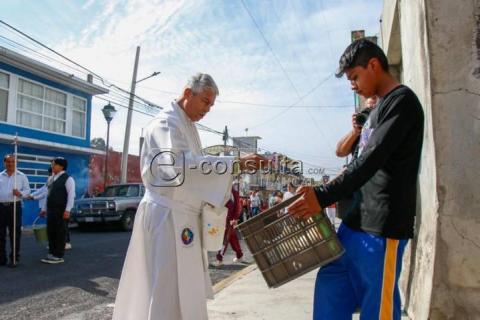 En procesión sacan a animales para recibir bendición imagen 8