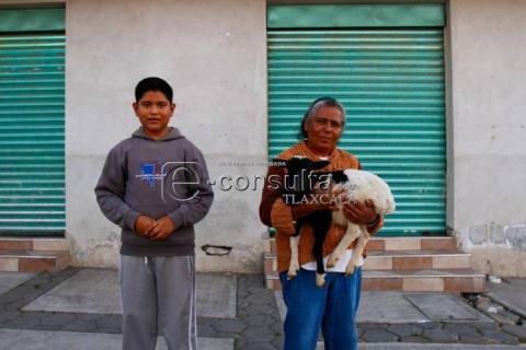 En procesión sacan a animales para recibir bendición imagen 9