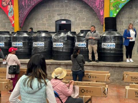 José Luis Hernández continua con la entrega de calentadores en Xaltocan imagen 2