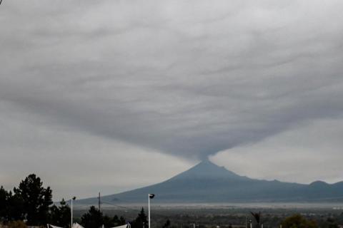 Con inmensa fumarola amanece el Popocatépetl imagen 1