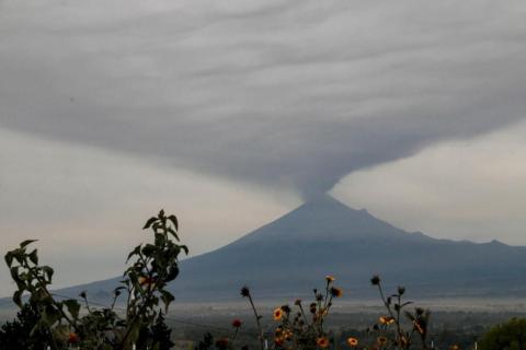 Con inmensa fumarola amanece el Popocatépetl imagen 2