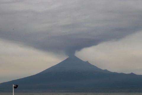 Con inmensa fumarola amanece el Popocatépetl imagen 3