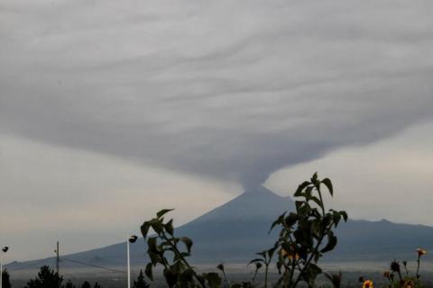 Con inmensa fumarola amanece el Popocatépetl imagen 4