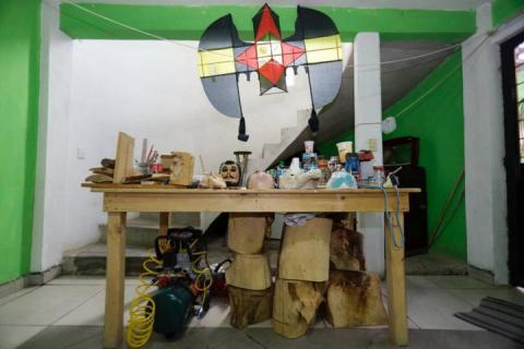 Persiste en las nuevas generaciones la elaboración de máscaras de huehue para carnaval imagen 1