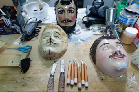 Persiste en las nuevas generaciones la elaboración de máscaras de huehue para carnaval imagen 2