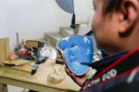Persiste en las nuevas generaciones la elaboración de máscaras de huehue para carnaval imagen 4