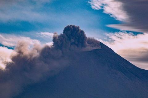 ¡ Un verdadero Miércoles de ceniza! El Popocatépetl aumenta su actividad imagen 1
