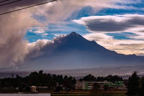 ¡ Un verdadero Miércoles de ceniza! El Popocatépetl aumenta su actividad imagen 2