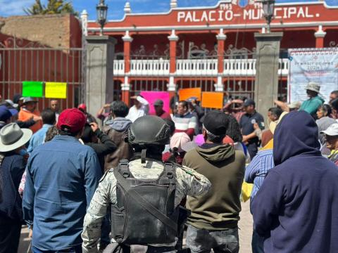 Pobladores de Nanacamilpa toman la alcaldía y exigen la destitución de Oswaldo Romano