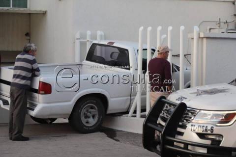 Conductor ebrio se mete con camioneta a instalaciones de Pensiones Civiles en Tizatlán imagen 5