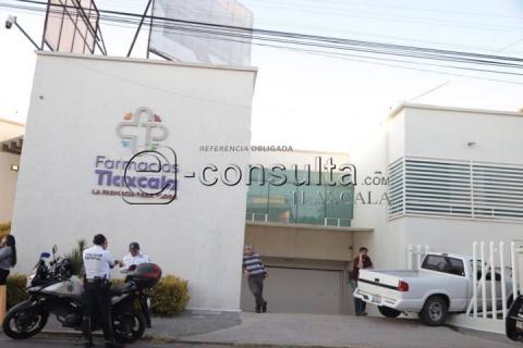 Conductor ebrio se mete con camioneta a instalaciones de Pensiones Civiles en Tizatlán imagen 1