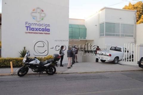 Conductor ebrio se mete con camioneta a instalaciones de Pensiones Civiles en Tizatlán imagen 2
