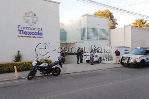 Conductor ebrio se mete con camioneta a instalaciones de Pensiones Civiles en Tizatlán imagen 4