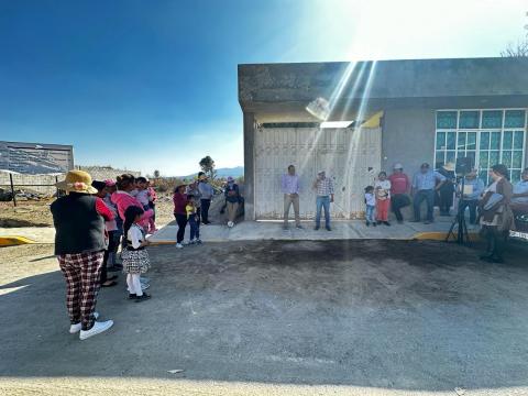 Entrega Caballero Yonca obra de guarniciones y banquetas en Lázaro Cárdenas, Huamantla imagen 1