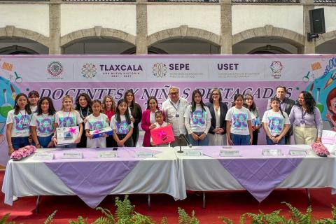 Reconocen a docentes y niñas destacadas en la tecnología imagen 8