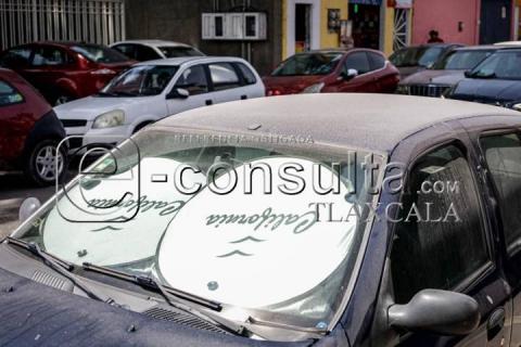 Continúa intensa caída de ceniza en el municipio de Tlaxcala imagen 3