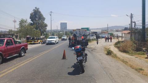 Implementa policía de Apizaco operativo de vialidad por de bacheo en la salida a Huamantla imagen 1